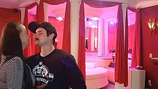 olha essa coroa tesuda vendo minha pingola dura e bolas enormes na buceta dela