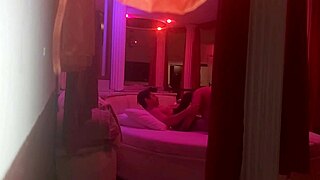 olha essa coroa tesuda vendo minha pingola dura e bolas enormes na buceta dela