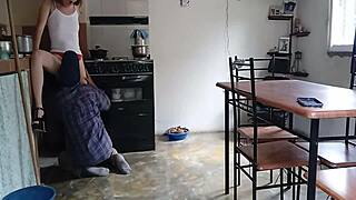 jefa, ¿por qué me dejas follarte tan fácil siendo tan cachonda?