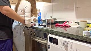 la chica de la limpieza me calienta con sus jeans ajustados... la follo duro como le gusta a su edad