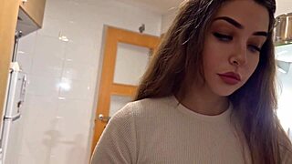 la chica de la limpieza me calienta con sus jeans ajustados... la follo duro como le gusta a su edad