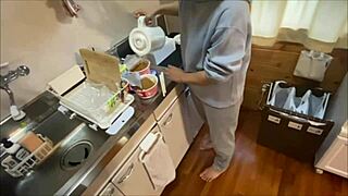 変態彼氏がお家デートで勃起我慢できず彼女を誘惑しちゃう