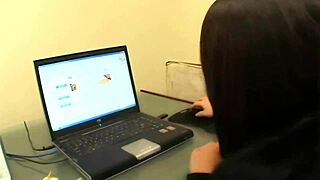 茶髪18+美女がベッドでこっそり深く突かれて悶絶