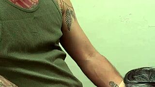 se tem um corno mais feliz é esse vendo a putaria