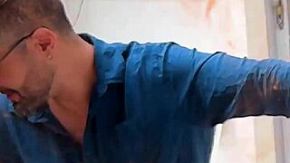 se tem um corno mais feliz é esse vendo a putaria