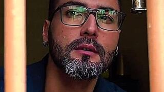 se tem um corno mais feliz é esse vendo a putaria