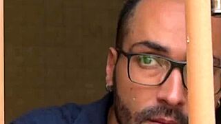 se tem um corno mais feliz é esse vendo a putaria