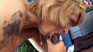 Sophia Mounds giert nach dem braunen Schwanz?