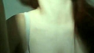 cette chienne suce ma bite au réveil sans s'arrêter