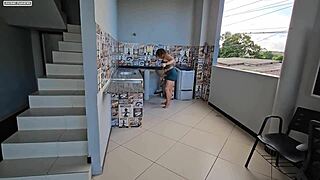 vizinha safada pegou pauzudo no flagra e deu o cuzinho guloso pro negao!