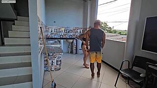 vizinha safada pegou pauzudo no flagra e deu o cuzinho guloso pro negao!