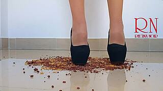 Cornflakes γαμεί πάτωμα με γόβες υψηλές μπότες υπάκουη λεσβία maid
