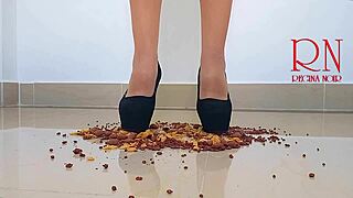 Cornflakes γαμεί πάτωμα με γόβες υψηλές μπότες υπάκουη λεσβία maid