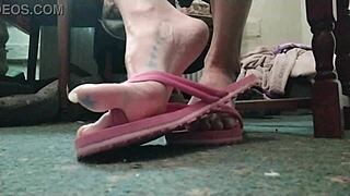 wanna play with her huge sexy talons and toes? 👠😍