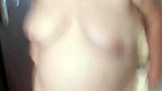 Výhucká milfka provokuje mokrú pičku v kadi, potom jazdí na nevlastného syna kým sperma nepokryje obrovské prsia