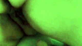 Výhucká milfka provokuje mokrú pičku v kadi, potom jazdí na nevlastného syna kým sperma nepokryje obrovské prsia