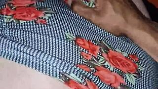 follo a escondidas al mejor amigo de mi novio en la fiesta con su gran verga latina