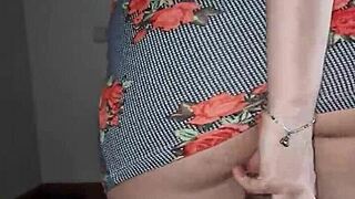 follo a escondidas al mejor amigo de mi novio en la fiesta con su gran verga latina