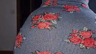 follo a escondidas al mejor amigo de mi novio en la fiesta con su gran verga latina