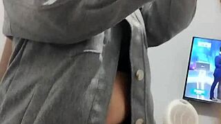 oi amor olha como eu fico safada brincando com você e chamando o vizinho pra depilar essa buceta gulosa