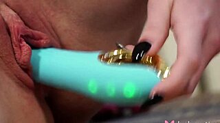 veronica fingers her wet shaved pussy with blonde toy till she squirts