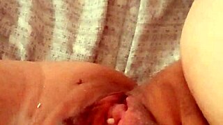 si apre la fica all'alba per un milf matura bollente?