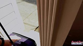 شفت البلوندي اللطيفة آني أرشير تداعب كسها المحلوق وهي تتدلع بي أو في