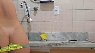 quero uma rola grossa na buceta enquanto lavo louça 🍆💦😈