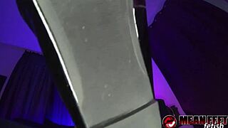 Busty dominatrix Cassandra Cain demands toe sucking worship