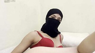 Shy hijab girl 😏 slowly rubs her juicy pussy 👅💦