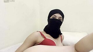 Shy hijab girl 😏 slowly rubs her juicy pussy 👅💦