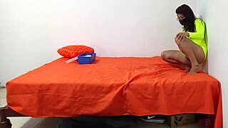 hey i can't help showing off my huge curvy ass shaking for you submissively