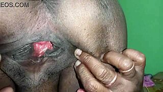 See mature Indian aunty bare her fat ass anus vagina