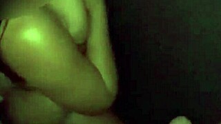 esposa roçando pauzão negro na buceta sem camisinha glory hole... hot! 😈