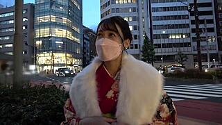 귀여운 일본 커플이 햇살 하entai 스타일로 하드코어 POV 보지 타기