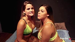 meia irma chupa buceta ate gozar na boca dela lesbica