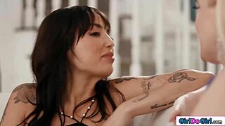 my roommate sniffs panties and i love it too