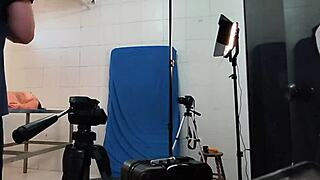 gravação escondida na enfermaria com milf de peitos enormes mamando