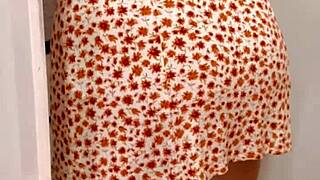 cuñada bends over while scrolling tiktok i take advantage