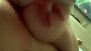 que rico el vecino me coge mientras su esposa espera en casa