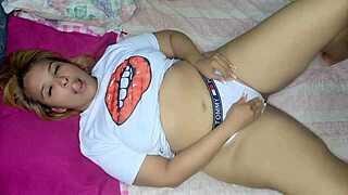 mi hijastro me ve tocándome la pussy mojada y me folla duro el culo grande