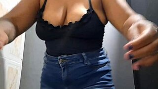 você aguenta essa latina levando vara na capapa no banheiro público?