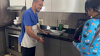 seduzco al plomero en pijama porque mi esposo no me coge diario - mia montiel