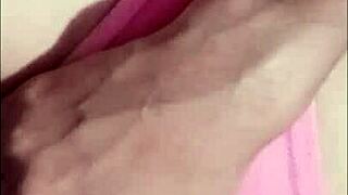 MI PRIMA CACHO�NDA!! SE MASTURBA Y ME MANDA EL VIDEO CALIENTE