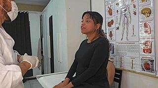 ginecologista pega casal lésbicas uma no celular distraída enquanto examina