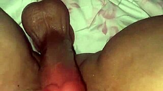 Frotando Mi Clítoris Grande Con Dildo A Través Del Bodysuit Oscuro Intenso