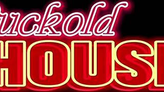 garota safada, acorda o namorado corno pro ménage? vem ver ela chupando e fodendo o amigo dele de quatro com close-up na buceta raspada