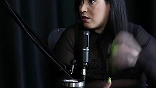 A gostosa da pri melancia sensualiza peitos enormes e bunda no podcast