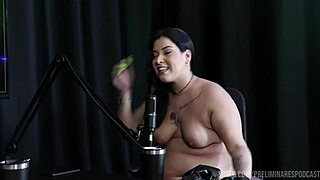 A gostosa da pri melancia sensualiza peitos enormes e bunda no podcast