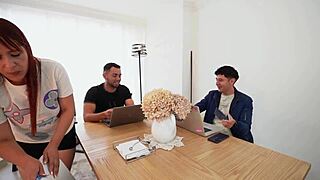 JOVEN CALIENTE OFRECE PLATA A EMPLEADA MUDA PARA TRIO MIENTRAS MADRASTRA DUERME!!